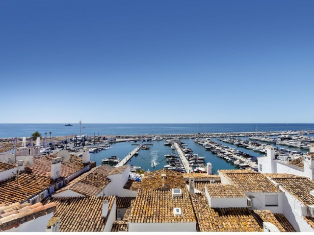 Penthouse avec 2 Chambres  à Puerto Banús