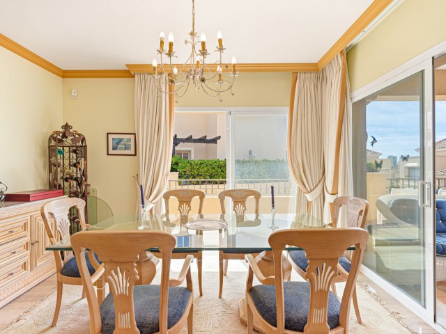 4 Bedrooms Apartment in Elviria