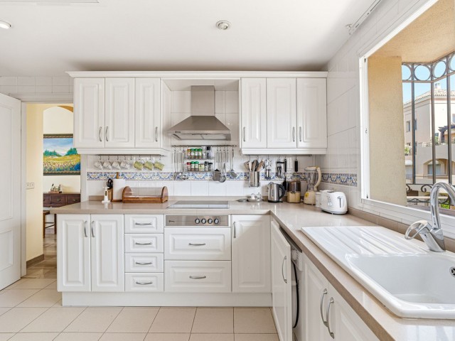 4 Bedrooms Apartment in Elviria