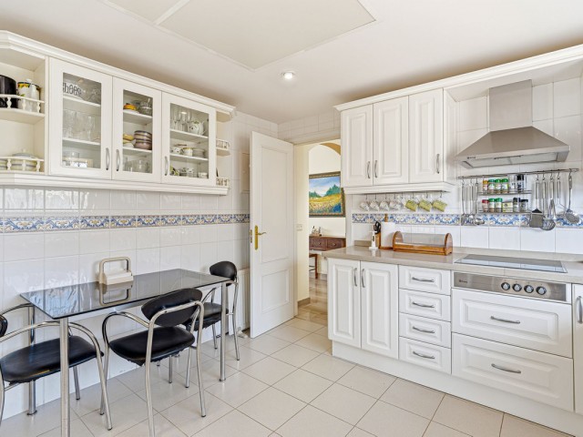 4 Bedrooms Apartment in Elviria