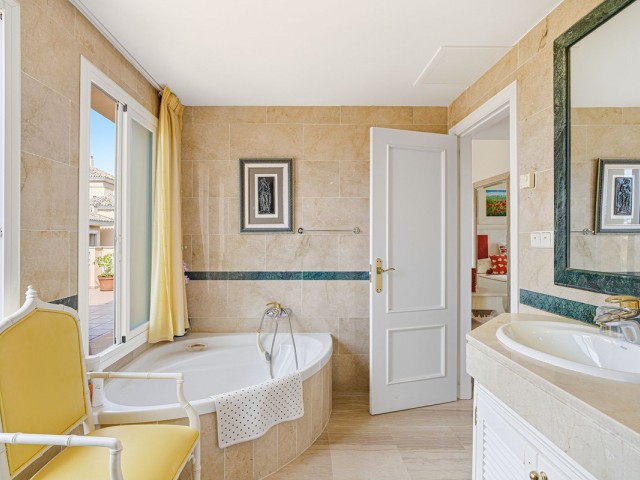 4 Bedrooms Apartment in Elviria