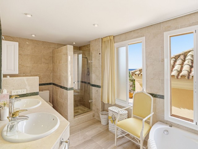4 Bedrooms Apartment in Elviria