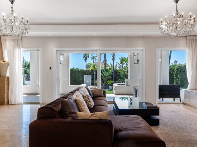 Villa con 6 Dormitorios  en Nueva Andalucía