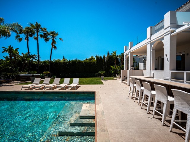 Villa con 6 Dormitorios  en Nueva Andalucía