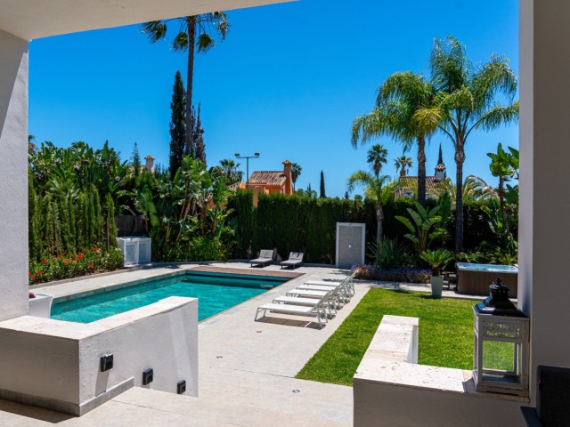 Villa con 6 Dormitorios  en Nueva Andalucía