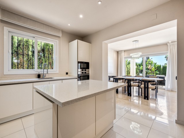 Villa con 6 Dormitorios  en Nueva Andalucía