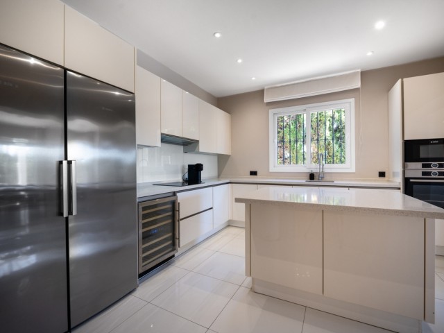 Villa con 6 Dormitorios  en Nueva Andalucía