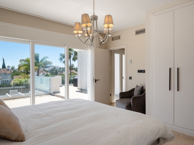 Villa con 6 Dormitorios  en Nueva Andalucía