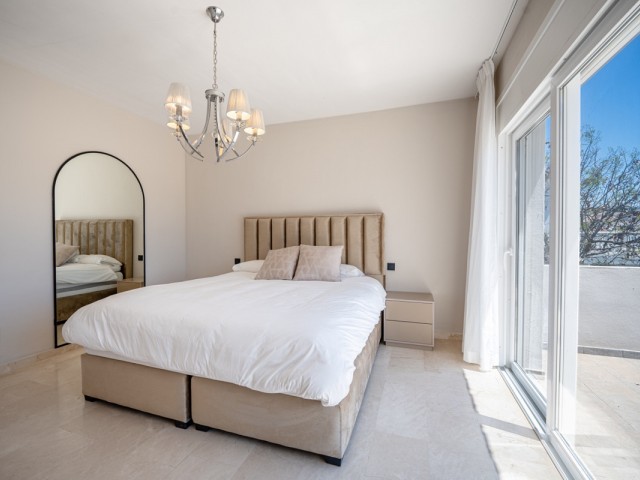 Villa con 6 Dormitorios  en Nueva Andalucía
