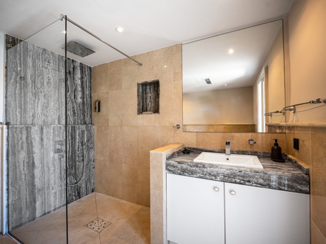 Villa con 6 Dormitorios  en Nueva Andalucía