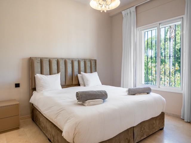 Villa con 6 Dormitorios  en Nueva Andalucía