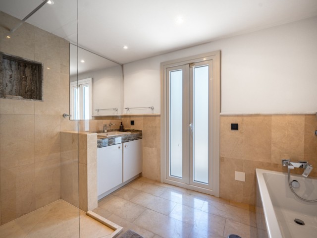 Villa con 6 Dormitorios  en Nueva Andalucía