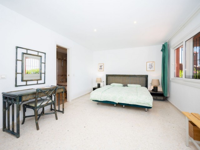 4 Soveroms Villa i Elviria