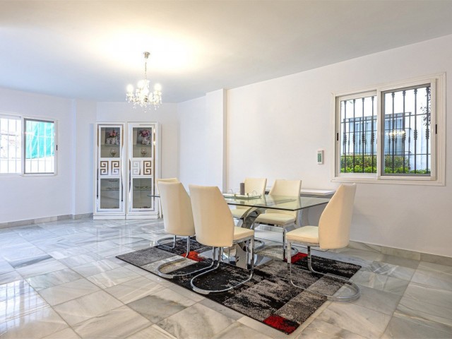 Maison mitoyenne avec 2 Chambres  à Nueva Andalucía