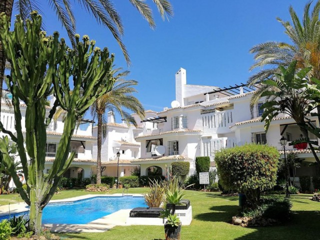 Maison mitoyenne avec 2 Chambres  à Nueva Andalucía