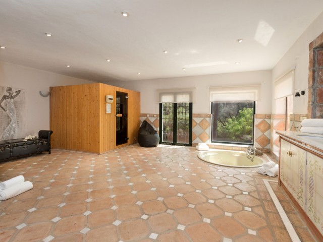 12 Bedrooms Villa in Benahavís