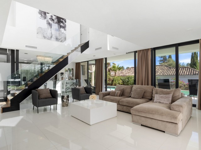 Villa con 5 Dormitorios  en Nueva Andalucía