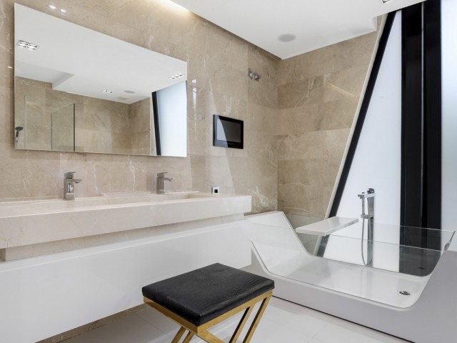 Villa con 5 Dormitorios  en Nueva Andalucía