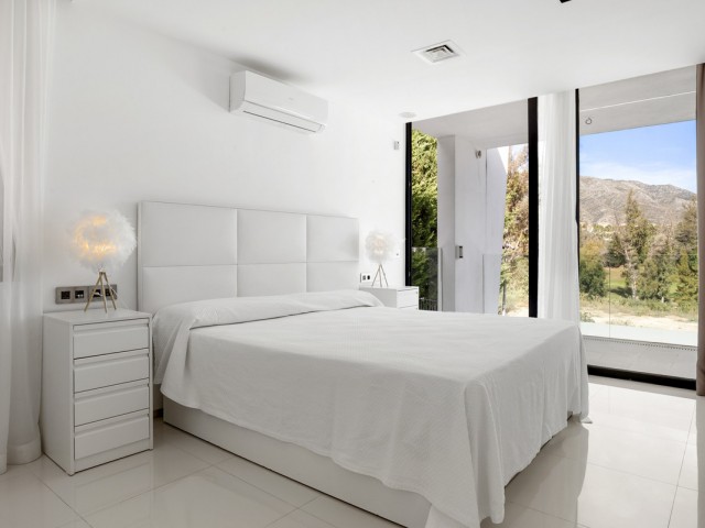 Villa con 5 Dormitorios  en Nueva Andalucía