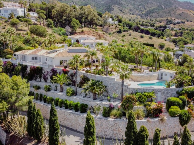 Villa avec 4 Chambres  à Valtocado