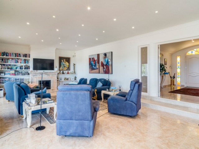 Villa avec 4 Chambres  à Valtocado