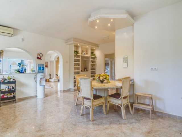 Villa avec 4 Chambres  à Valtocado