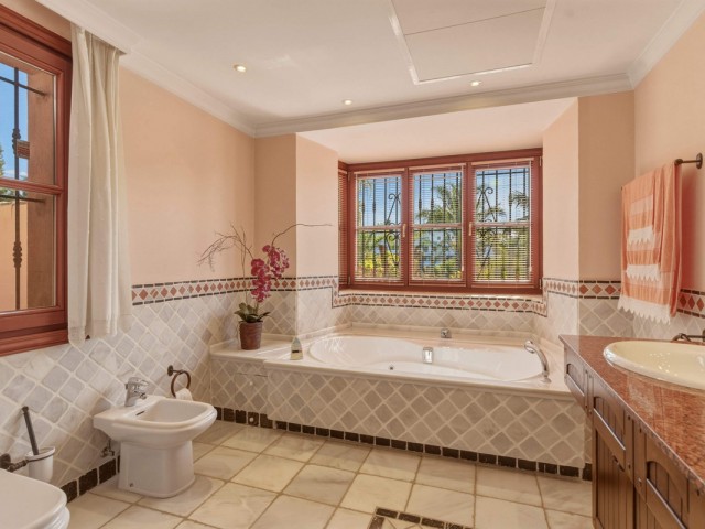 6 Bedrooms Villa in Guadalmina Alta