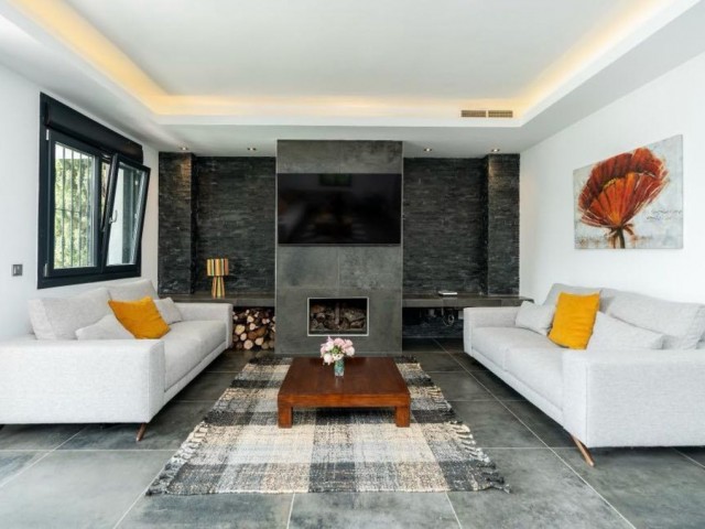 6 Bedrooms Villa in Marbella