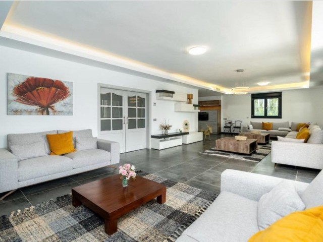 6 Bedrooms Villa in Marbella