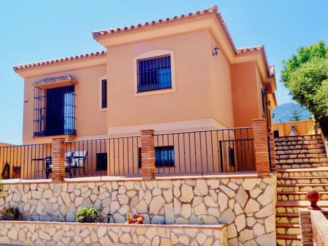 Villa con 4 Dormitorios  en Benalmadena