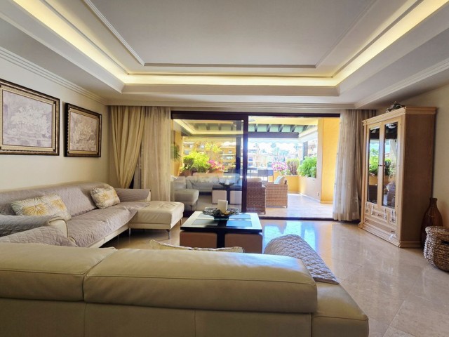 Appartement avec 3 Chambres  à Estepona
