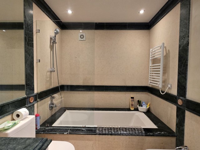 Appartement avec 3 Chambres  à Estepona