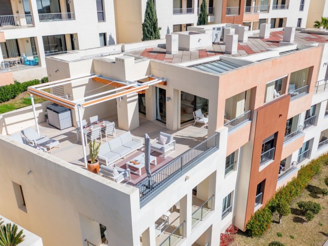 Ático con 2 Dormitorios  en Altos de los Monteros