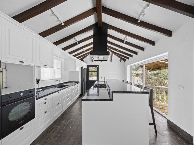 3 Bedrooms Villa in Benahavís