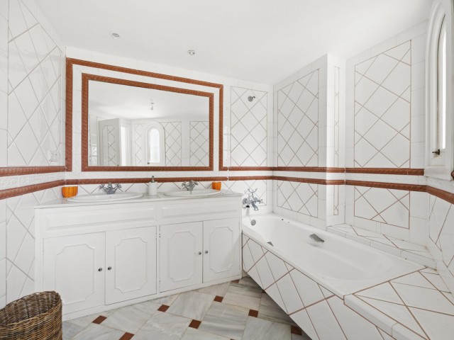 3 Bedrooms Villa in Benahavís