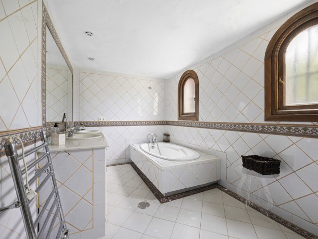 3 Bedrooms Villa in Benahavís