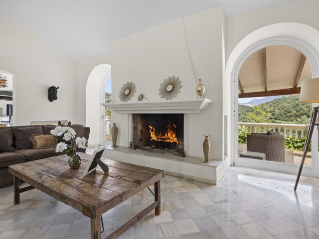 3 Bedrooms Villa in Benahavís