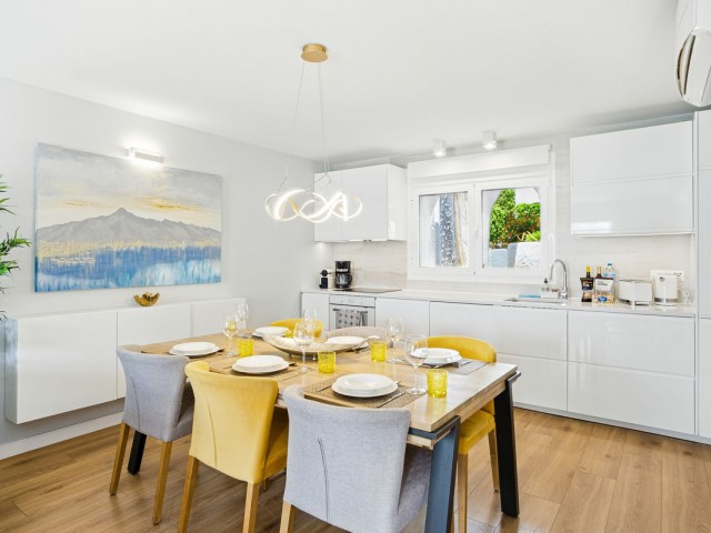 Maison mitoyenne avec 3 Chambres  à Nueva Andalucía