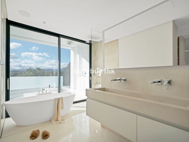 6 Bedrooms Villa in Marbella