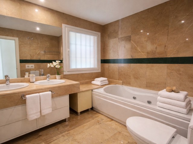 2 Bedrooms Apartment in Nueva Andalucía