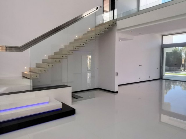 6 Bedrooms Villa in Guadalmina Baja