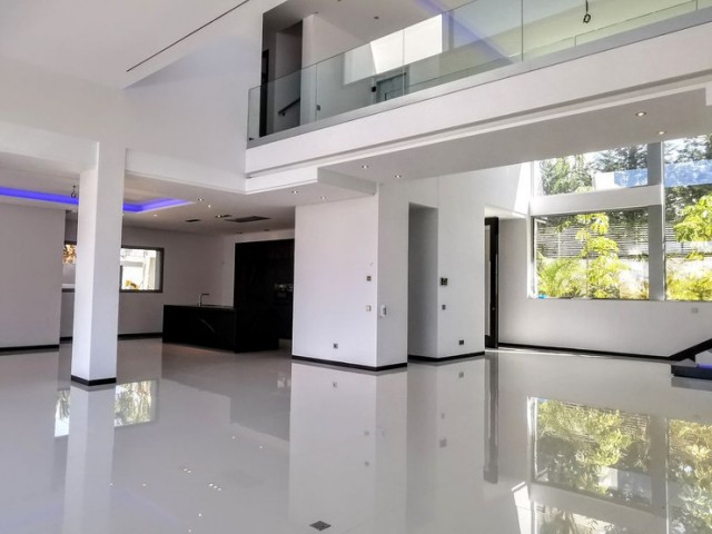 6 Bedrooms Villa in Guadalmina Baja