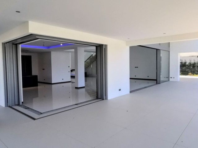 6 Bedrooms Villa in Guadalmina Baja