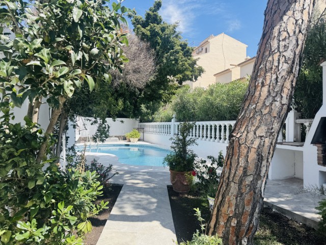 Villa avec 4 Chambres  à Elviria