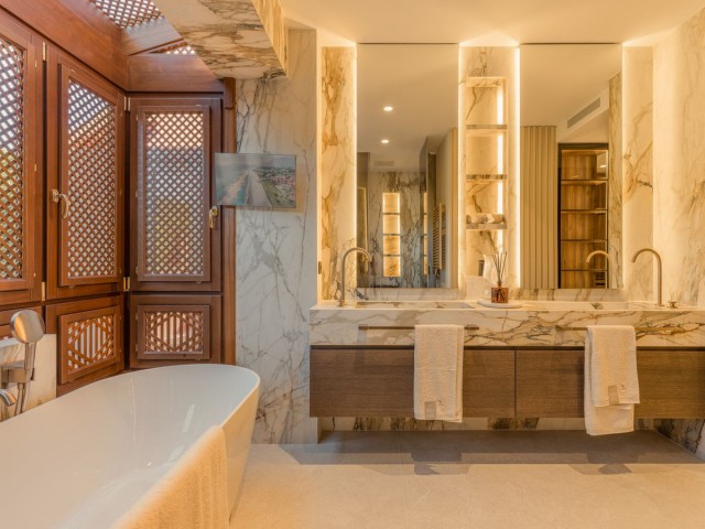 Appartement avec 3 Chambres  à Estepona