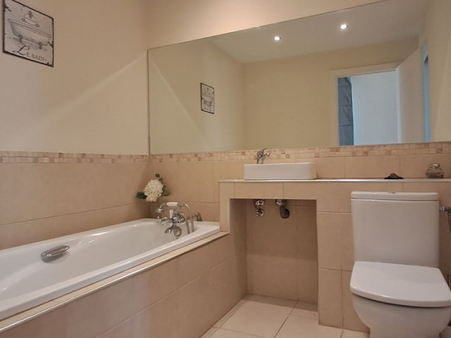 6 Bedrooms Villa in Marbella
