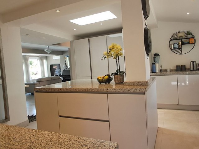 6 Bedrooms Villa in Marbella