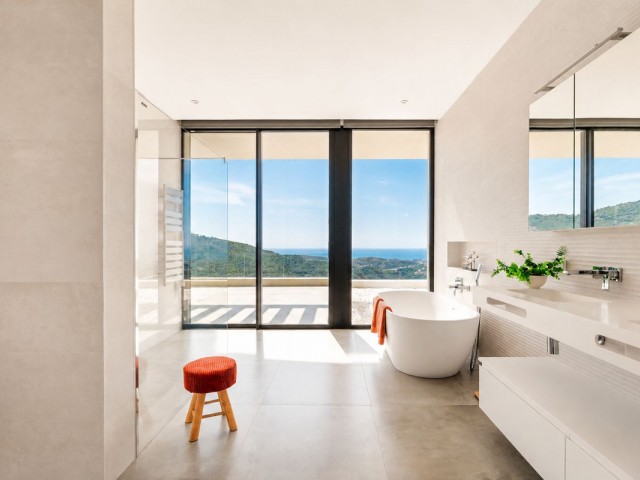 5 Bedrooms Villa in Benahavís