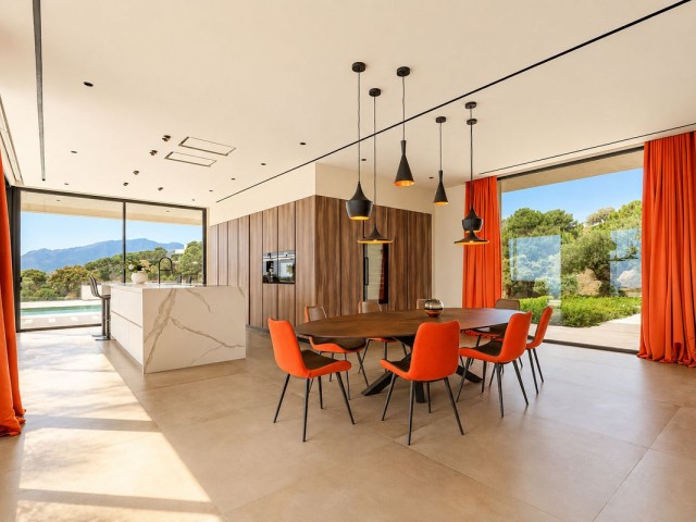 5 Bedrooms Villa in Benahavís