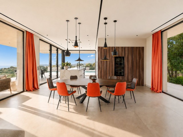 5 Bedrooms Villa in Benahavís
